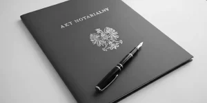 Akt notarialny na biurku.